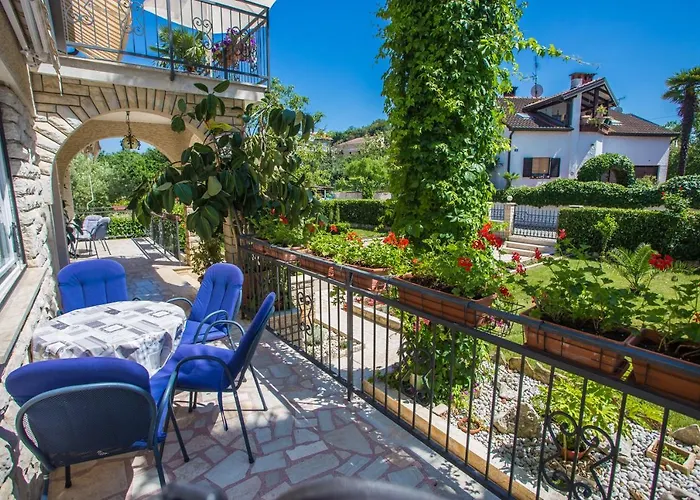Garden View Apartment In Porec For 2 - 4 Persons