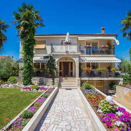 Garden View Apartment In Porec For 2 - 4 Persons Exterior photo