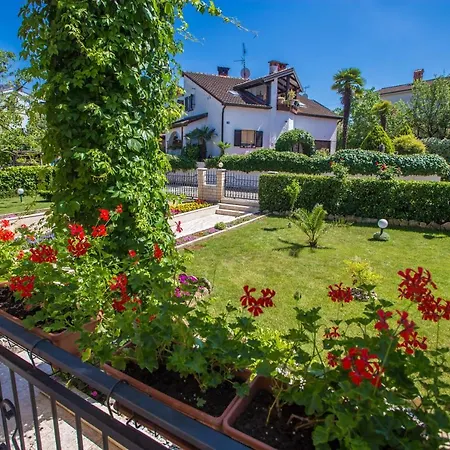 Garden View Apartment In Porec For 2 - 4 Persons Exterior photo