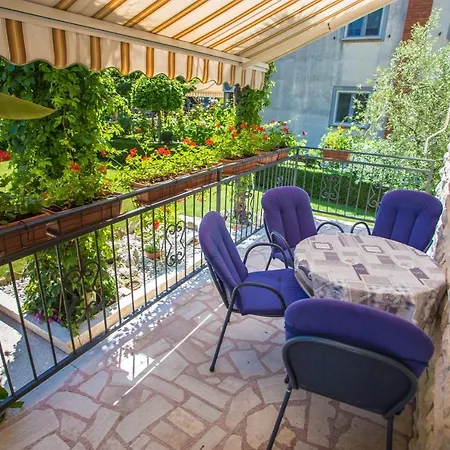 Garden View Apartment In Porec For 2 - 4 Persons Exterior photo
